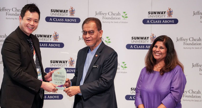 adult, male, man, person, female, woman, tie, crowd, coat, jacket